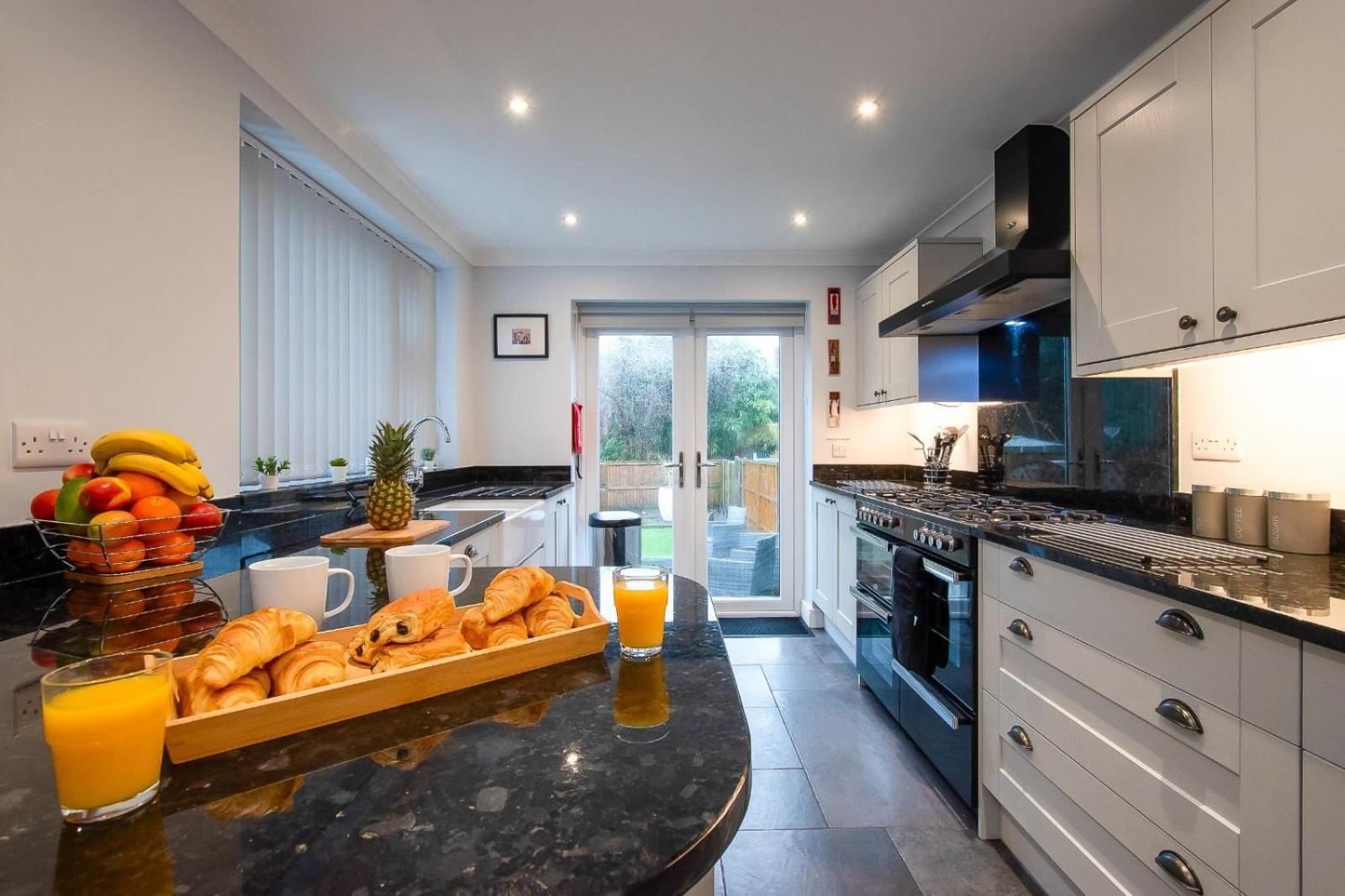 Casa One Hundred - A Beautiful 4 Bed House On The Beach Front Swansea Bagian luar foto