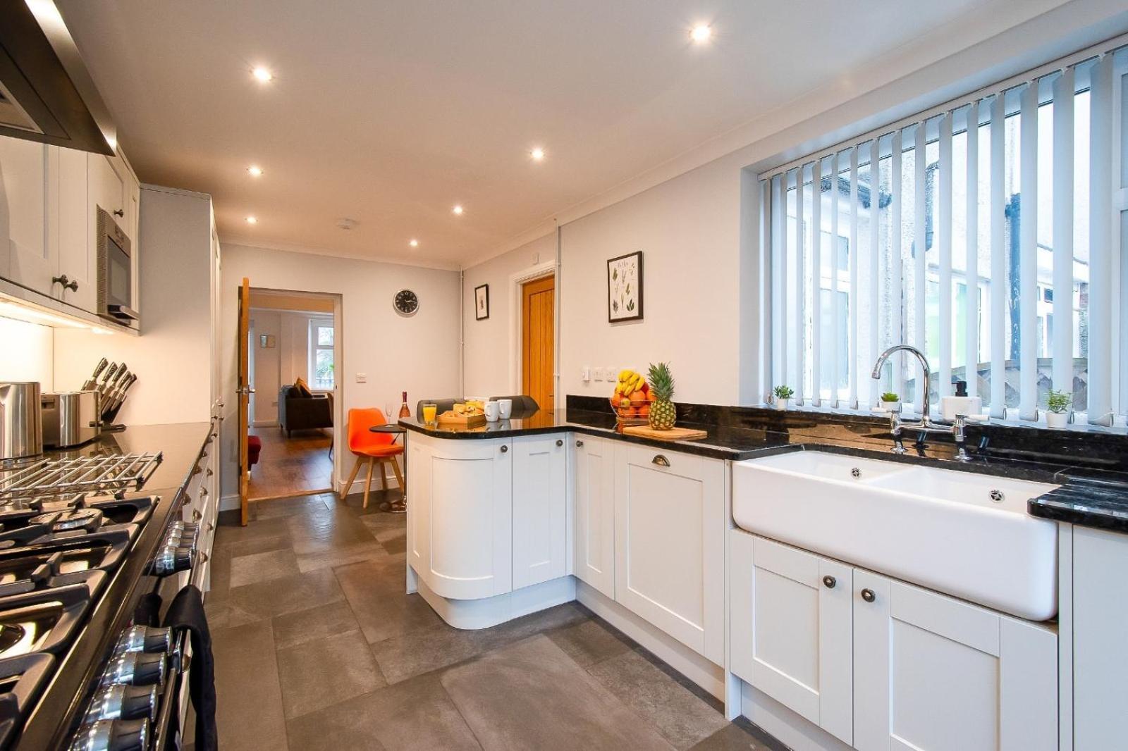Casa One Hundred - A Beautiful 4 Bed House On The Beach Front Swansea Bagian luar foto