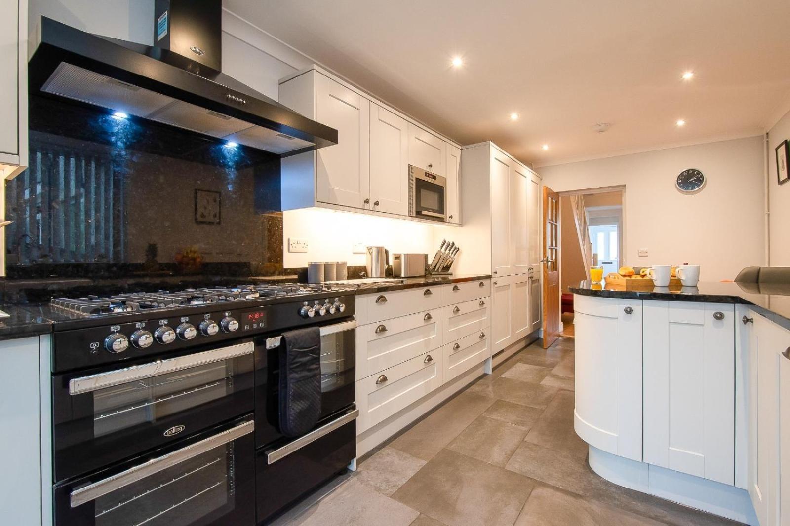 Casa One Hundred - A Beautiful 4 Bed House On The Beach Front Swansea Bagian luar foto