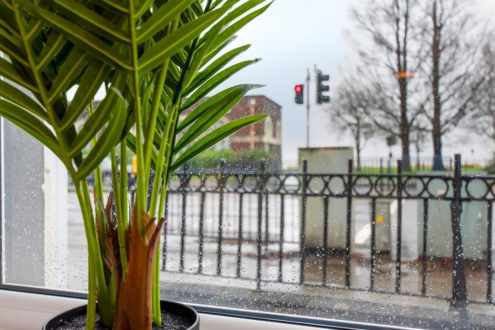 Casa One Hundred - A Beautiful 4 Bed House On The Beach Front Swansea Bagian luar foto