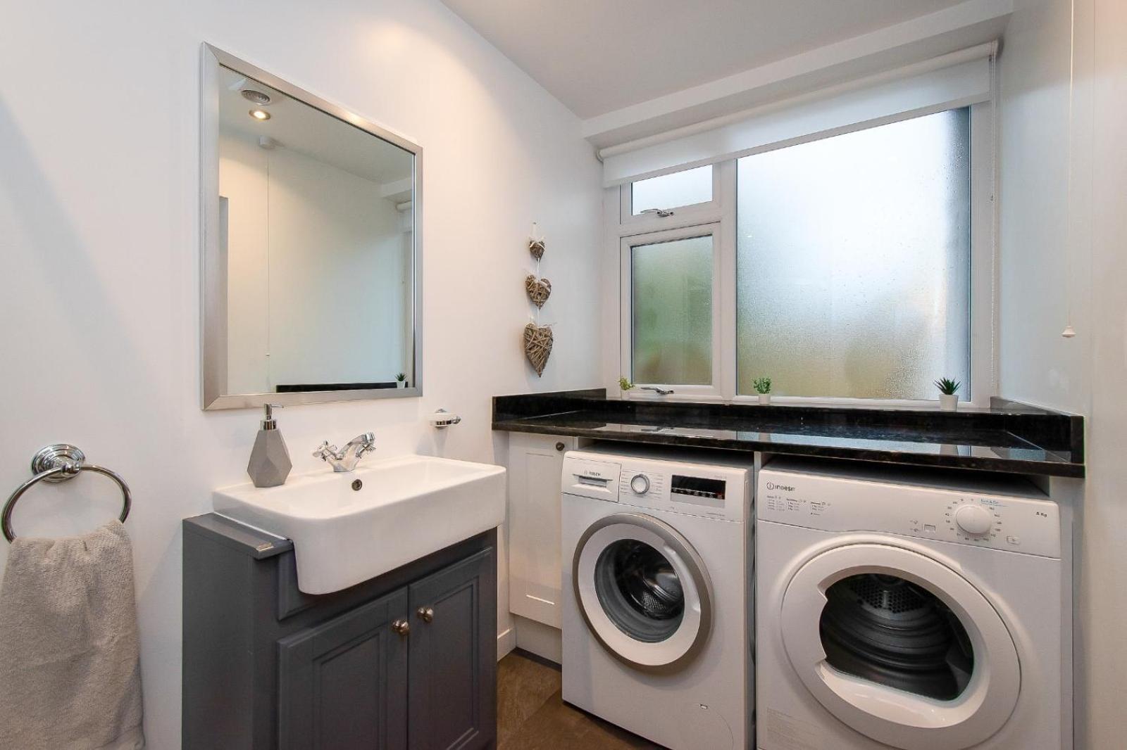 Casa One Hundred - A Beautiful 4 Bed House On The Beach Front Swansea Bagian luar foto