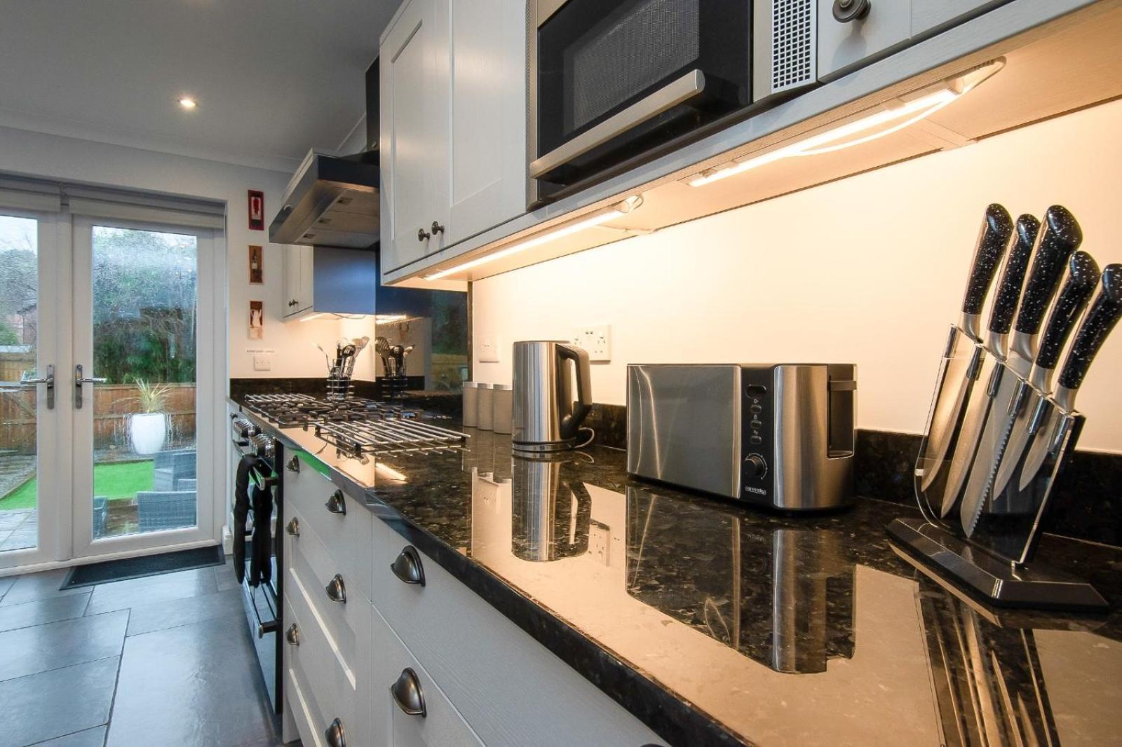 Casa One Hundred - A Beautiful 4 Bed House On The Beach Front Swansea Bagian luar foto