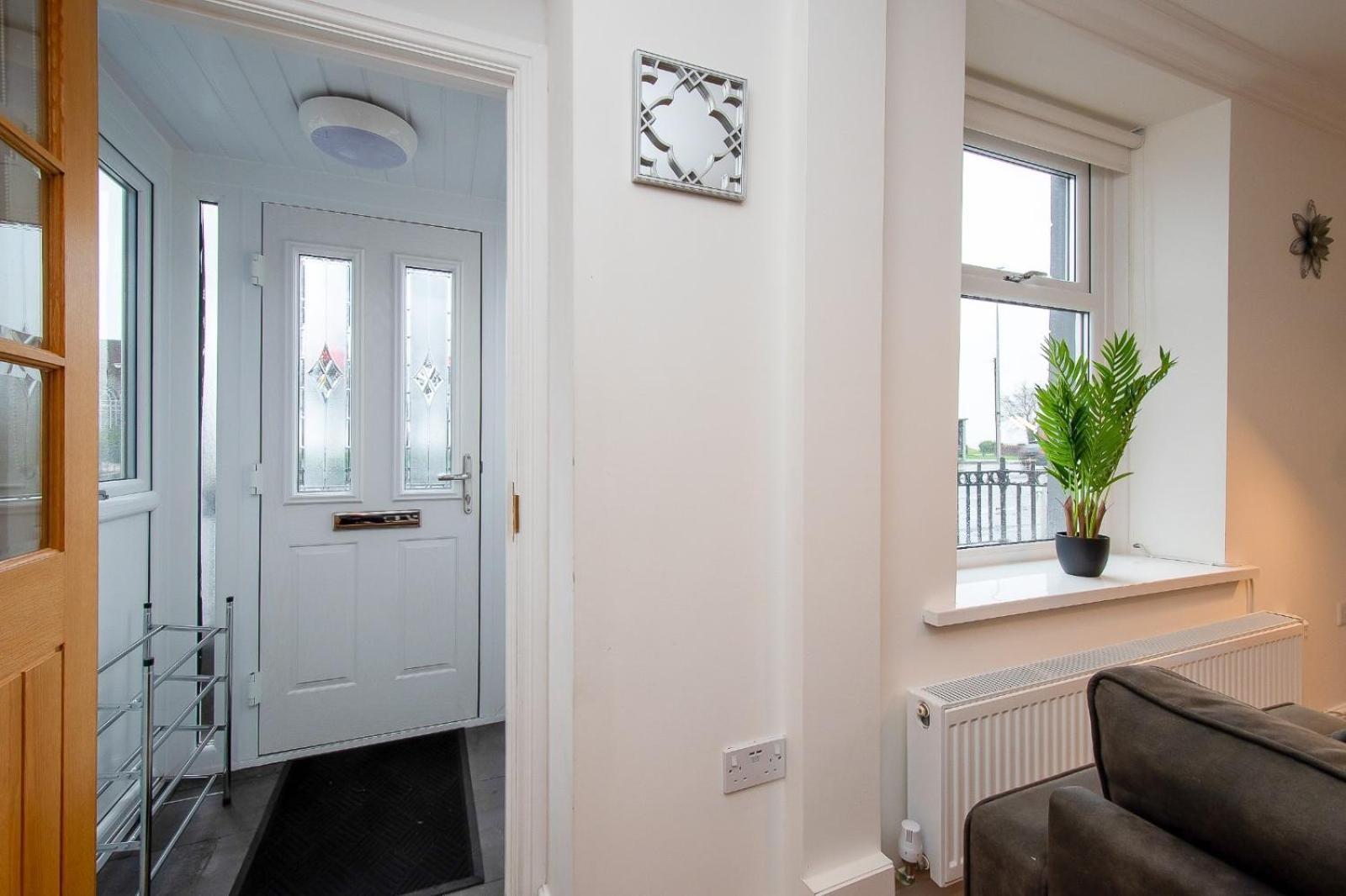 Casa One Hundred - A Beautiful 4 Bed House On The Beach Front Swansea Bagian luar foto