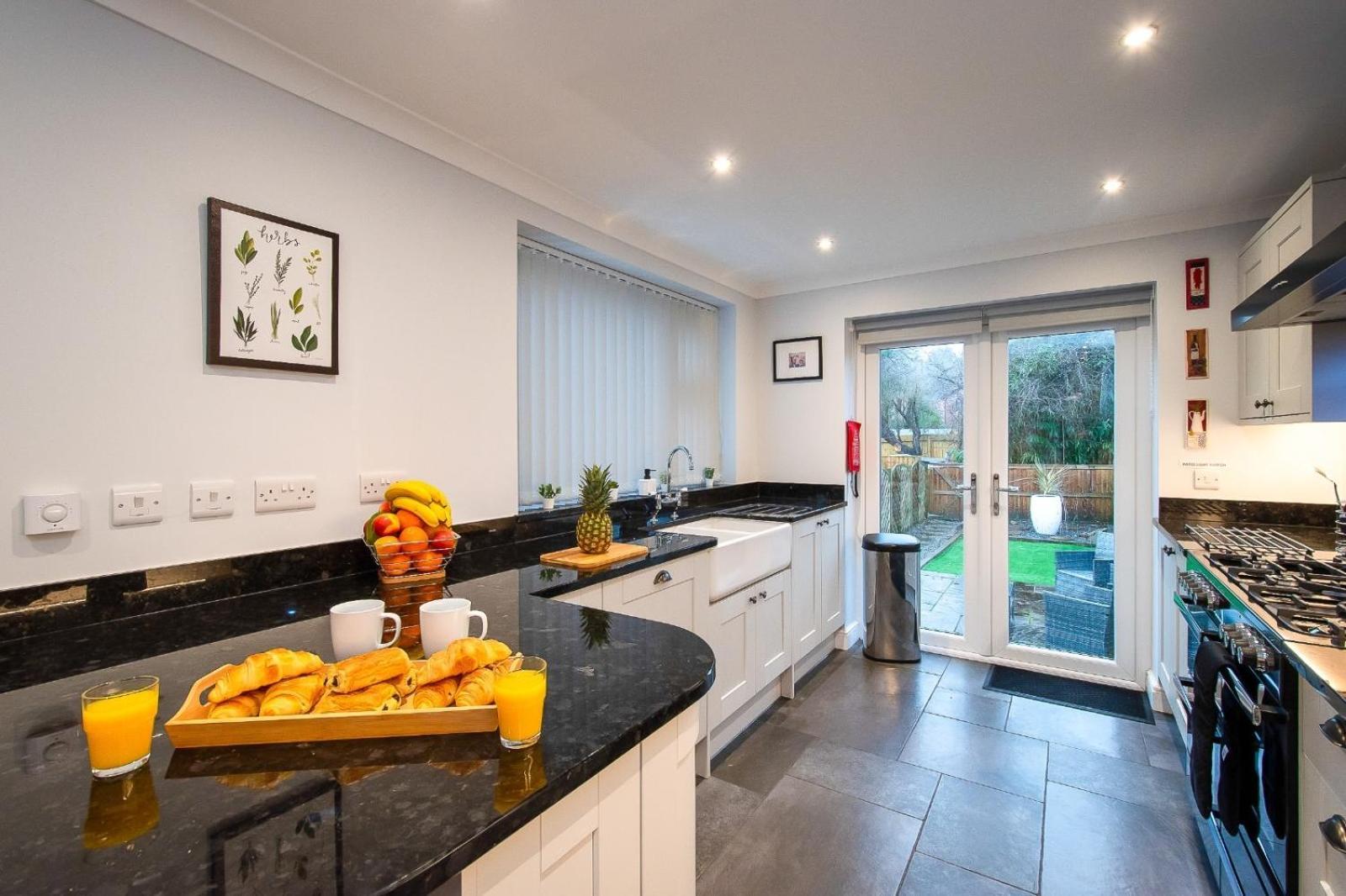 Casa One Hundred - A Beautiful 4 Bed House On The Beach Front Swansea Bagian luar foto